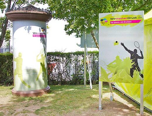 Beispiel einer Plakatierung an einer Litfaßsäule sowie eine bedruckte Aludibondplatte